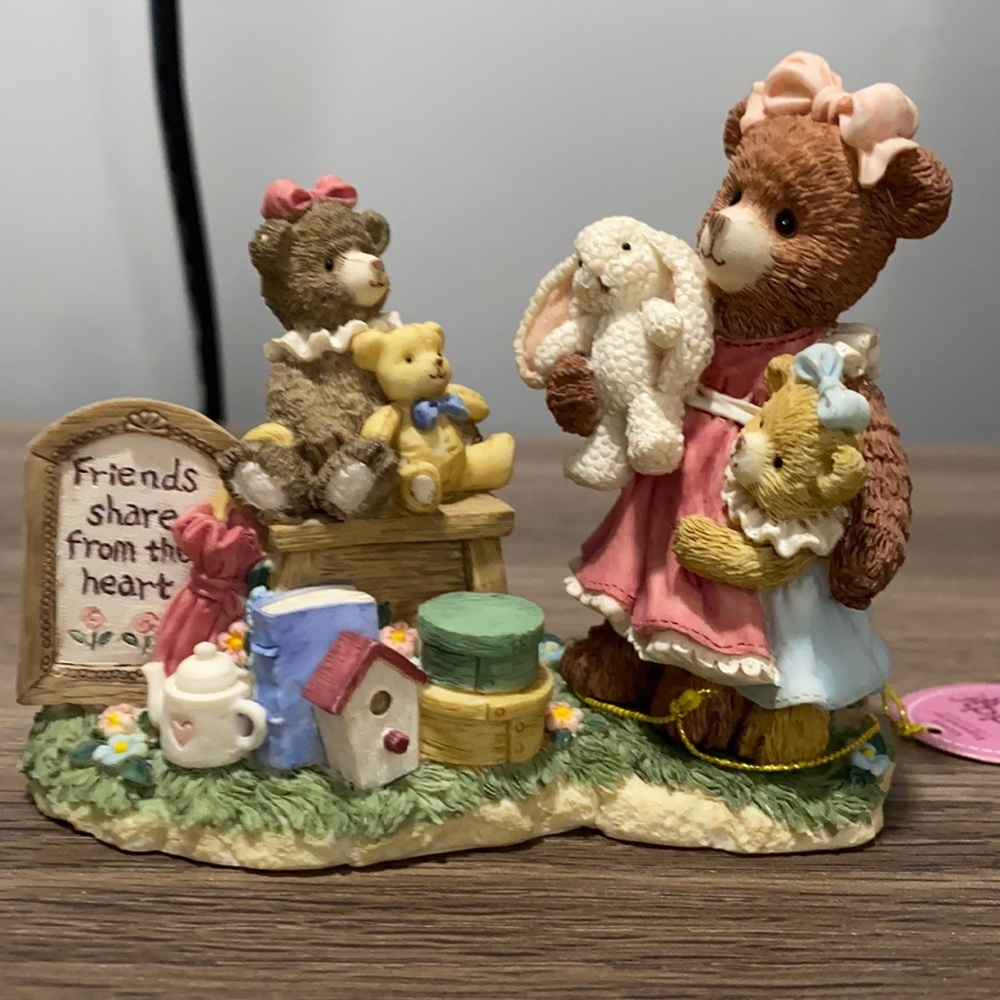 Teddy Hugs figurine